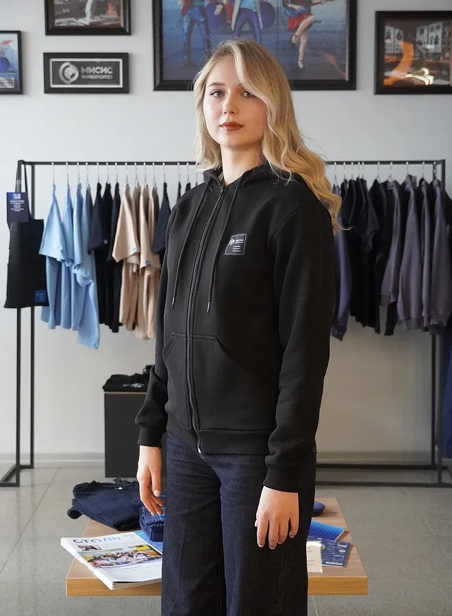 Толстовка с капюшоном черная